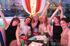 ultimative-Junggesellenabschied-Party-Berlin-in-der-Burlesque-Bar-un-Erlebnis-Restaurant-Lieschen-Mueller-im-Fernsehturm-Alexanderplatz