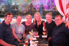 Best-Cirque-du-Burlesque-Bar-fuer-Teamevents-Berlin-Lieschen-Mueller-Eventlocation-im-TV-Tower-Alexanderplatz-fuer-Weihnachtsfeier-Firmen-und-Gruppen-2026