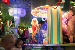 Erlebnisrestaurant-Berlin-und-Burlesque-Bar-Alexanderplatz-Erlebnis-Restaurant-Lieschen-Mueller-mit-Cirque-du-burlesque-Show-in-Berlin-unter-dem-Fernsehturm-Juni-2026