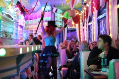 angesagter-Firmenfeier-Abend-beste-idee-Burlesque-Bar-und-Erlebnis-Restaurant-Lieschen-Mueller-mit-Cirque-du-burlesque-Show-in-Berlin-unter-dem-Fernsehturm-Alexanderplatz-2026