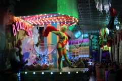 beste-Bar-und-Erlebnis-Restaurant-fuer-deine-Weihnachtsfeier-Lieschen-Mueller-mit-Cirque-du-burlesque-Show-in-Berlin-unter-dem-Fernsehturm-Alexanderplatz-2026