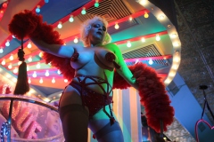 beste-Burlesque-Bar-Berlin-Alexanderplatz-Erlebnis-Restaurant-Lieschen-Mueller-mit-Cirque-du-burlesque-Show-in-Berlin-unter-dem-Fernsehturm-2026