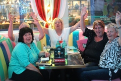 Beste-Betriebsausflug-fuer-gruppen-in-Berlin-in-der-Burlesque-Bar-und-Erlebnis-Restaurant-Lieschen-Mueller-im-Fernsehturm-Alexanderplatz
