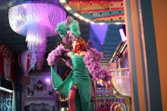 Beste-Burlesque-Show-Party-Berlin-in-der-angesagtesten-Bar-und-Erlebnis-Restaurant-Lieschen-Mueller-im-Fernsehturm-Alexanderplatz