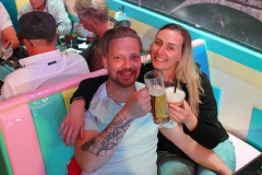 Beste-Dinner-and-Show-fuer-dein-Date-in-Berlin-im-Erlebnis-Restaurant-Lieschen-Mueller-im-Fernsehturm-Alexanderplatz