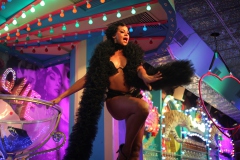 Idee-fuer-deinen-Abend-in-Berlin-Lieschen-Mueller-Burlesque-Bar-Berlin-Erlebnis-Restaurant-und-Eventlocation-im-Fernsehturm