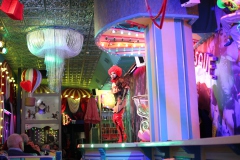 beste-Dinner-Date-Idee-Berlin-und-Gruppen-Abend-Lieschen-Mueller-Bar-und-Cirque-du-Burlesque-Fernsehturm-Alexanderplatz-2026