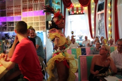 beste-Idee-fuer-deine-Party-Burlesque-Bar-und-Erlebnis-Restaurant-Lieschen-Mueller-mit-Cirque-du-burlesque-Show-in-Berlin-unter-dem-Fernsehturm-Alexanderplatz-2026-2