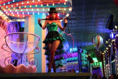 Best-Cirque-du-Burlesque-Bar-Berlin-Lieschen-Mueller-Eventlocation-im-TV-Tower-Alexanderplatz-fuer-Weihnachtsfeier-Firmen-und-Gruppen-2026