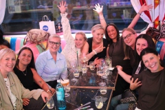 angesagter-Firmenfeier-Abend-beste-idee-Burlesque-Bar-und-Erlebnis-Restaurant-Lieschen-Mueller-mit-Cirque-du-burlesque-Show-in-Berlin-unter-dem-Fernsehturm-Alexanderplatz-2026