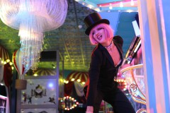 best-Place-in-Berlin-Burlesque-Bar-und-Erlebnis-Restaurant-Lieschen-Mueller-mit-Cirque-du-burlesque-Show-in-Berlin-unter-dem-Fernsehturm-Alexanderplatz-2026