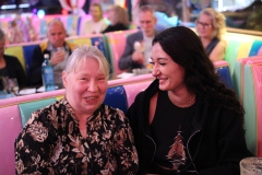 beste-Attraktion-in-berlin-und-Burlesque-Bar-Alexanderplatz-Erlebnis-Restaurant-Lieschen-Mueller-mit-Cirque-du-burlesque-Show-in-Berlin-unter-dem-Fernsehturm-Juni-2026