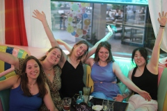 beste-Girlsnight-ever-Berlin-Burlesque-Bar-und-Erlebnis-Restaurant-Lieschen-Mueller-mit-Cirque-du-burlesque-Show-in-Berlin-unter-dem-Fernsehturm-Alexanderplatz-2026