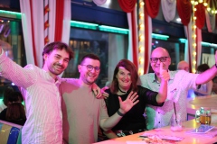 Best-Cirque-du-Burlesque-Bar-fuer-Teamevents-Berlin-Lieschen-Mueller-Eventlocation-im-TV-Tower-Alexanderplatz-fuer-Weihnachtsfeier-Firmen-und-Gruppen-2026
