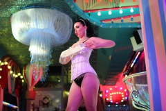 angesagte-Party-und-JGA-Idee-Berlin-Burlesque-Bar-Lieschen-Mueller-im-Fernsehturm-am-Alexanderplatz-2026