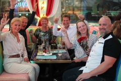 angesagte-queer-Bar-Berlin-Lieschen-Mueller-Erlebnis-Restaurant-mit-Cirque-du-Burlesque-unter-dem-Fernsehturm-Alexanderplatz