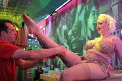 best-Place-in-Berlin-Burlesque-Bar-und-Erlebnis-Restaurant-Lieschen-Mueller-mit-Cirque-du-burlesque-Show-in-Berlin-unter-dem-Fernsehturm-Alexanderplatz-2026
