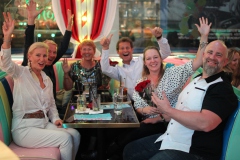 beste-Bar-Berlin-fuer-Gruppen-und-Weihnachtsfeier-Lieschen-Mueller-Erlebnis-Restaurant-mit-Cirque-du-Burlesque-unter-dem-Fernsehturm-Alexanderplatz