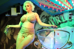 beste-Bar-und-Erlebnis-Restaurant-Lieschen-Mueller-mit-Cirque-du-burlesque-Show-in-Berlin-unter-dem-Fernsehturm-Alexanderplatz-2026