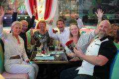beste-Bar-und-Erlebnis-Restaurant-fuer-deine-Weihnachtsfeier-Lieschen-Mueller-mit-Cirque-du-burlesque-Show-in-Berlin-unter-dem-Fernsehturm-Alexanderplatz-2026