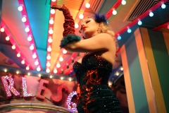 beste-Geburtstag-Unterhaltung-und-Burlesque-Bar-Berlin-Alexanderplatz-Erlebnis-Restaurant-Lieschen-Mueller-mit-Cirque-du-burlesque-Show-in-Berlin-unter-dem-Fernsehturm-Juni-2026