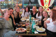 bestes-Erlebnisrestaurant-Berlin-und-Burlesque-Bar-Alexanderplatz-Erlebnis-Restaurant-Lieschen-Mueller-mit-Cirque-du-burlesque-Show-in-Berlin-unter-dem-Fernsehturm-Juni-2026