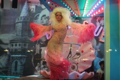 Best-Cirque-du-Burlesque-Bar-Berlin-Lieschen-Mueller-Eventlocation-im-TV-Tower-Alexanderplatz-fuer-Weihnachtsfeier-Firmen-und-Gruppen-2026