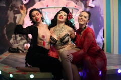 angesagte-Junggesellenabschied-Idee-Burlesque-Bar-Berlin-Lieschen-Mueller-im-Fernsehturm-am-Alexanderplatz-fuer-Weihnachtsfeier-Firmen-und-Gruppen-2026