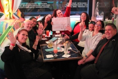 angesagter-Firmenfeier-Abend-beste-idee-Burlesque-Bar-und-Erlebnis-Restaurant-Lieschen-Mueller-mit-Cirque-du-burlesque-Show-in-Berlin-unter-dem-Fernsehturm-Alexanderplatz-2026