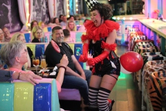 beste-Attraktion-und-Burlesque-Bar-Berlin-Alexanderplatz-Erlebnis-Restaurant-Lieschen-Mueller-mit-Cirque-du-burlesque-Show-in-Berlin-unter-dem-Fernsehturm-Juni-2026