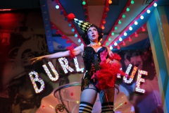 bestes-Erlebnisrestaurant-und-Burlesque-Bar-Berlin-Alexanderplatz-Erlebnis-Restaurant-Lieschen-Mueller-mit-Cirque-du-burlesque-Show-in-Berlin-unter-dem-Fernsehturm-Juni-2026