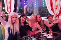 Beste-Betriebsausflug-fuer-gruppen-in-Berlin-in-der-Burlesque-Bar-und-Erlebnis-Restaurant-Lieschen-Mueller-im-Fernsehturm-Alexanderplatz