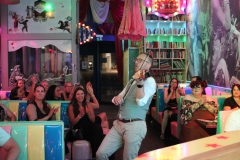 Beste-Firmenfeier-fuer-Gruppen-Berlin-in-der-Burlesque-Bar-und-Erlebnis-Restaurant-Lieschen-Mueller-im-Fernsehturm-Alexanderplatz