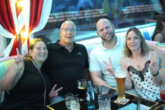 Beste-Idee-fuer-Paare-in-Berlin-Lieschen-Mueller-Burlesque-Bar-Berlin-Erlebnis-Restaurant-und-Eventlocation-im-Fernsehturm