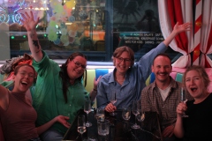 angesagte-Geburtstag-Idee-Burlesque-Bar-Berlin-Alexanderplatz-Erlebnis-Restaurant-Lieschen-Mueller-mit-Cirque-du-burlesque-Show-in-Berlin-unter-dem-Fernsehturm-Juni-2026