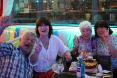 beste-Dinner-Date-Idee-Berlin-und-Gruppen-Abend-Lieschen-Mueller-Bar-und-Cirque-du-Burlesque-Fernsehturm-Alexanderplatz-2026