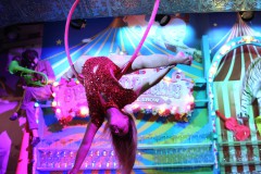 beste-Eventlocation-Idee-Berlin-Burlesque-Bar-Alexanderplatz-Erlebnis-Restaurant-Lieschen-Mueller-mit-Cirque-du-burlesque-Show-in-Berlin-unter-dem-Fernsehturm-2026