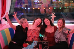 beste-Geburtstag-Idee-Burlesque-Bar-Berlin-Alexanderplatz-Erlebnis-Restaurant-Lieschen-Mueller-mit-Cirque-du-burlesque-Show-in-Berlin-unter-dem-Fernsehturm-Juni-2026