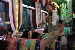 bestes-Dinner-Date-Idee-Berlin-Burlesque-Bar-Alexanderplatz-Erlebnis-Restaurant-Lieschen-Mueller-mit-Cirque-du-burlesque-Show-in-Berlin-unter-dem-Fernsehturm-2026