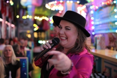 Best-Cirque-du-Burlesque-Bar-fuer-Teamevents-Berlin-Lieschen-Mueller-Eventlocation-im-TV-Tower-Alexanderplatz-fuer-Weihnachtsfeier-Firmen-und-Gruppen-2026
