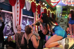 Erlebnisrestaurant-Berlin-und-Burlesque-Bar-Alexanderplatz-Erlebnis-Restaurant-Lieschen-Mueller-mit-Cirque-du-burlesque-Show-in-Berlin-unter-dem-Fernsehturm-Juni-2026