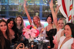 angesagte-Junggesellenabschied-Idee-Burlesque-Bar-Berlin-Lieschen-Mueller-im-Fernsehturm-am-Alexanderplatz-fuer-Weihnachtsfeier-Firmen-und-Gruppen-2026