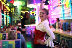 angesagte-queer-Bar-Berlin-Lieschen-Mueller-Erlebnis-Restaurant-mit-Cirque-du-Burlesque-unter-dem-Fernsehturm-Alexanderplatz