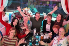 angesagter-Firmenfeier-Abend-beste-idee-Burlesque-Bar-und-Erlebnis-Restaurant-Lieschen-Mueller-mit-Cirque-du-burlesque-Show-in-Berlin-unter-dem-Fernsehturm-Alexanderplatz-2026