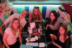 top-Unterhaltung-und-Burlesque-Bar-Berlin-Alexanderplatz-Erlebnis-Restaurant-Lieschen-Mueller-mit-Cirque-du-burlesque-Show-in-Berlin-unter-dem-Fernsehturm-Juni-2026