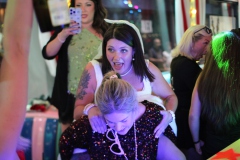 16angesagte-Junggesellenabschied-Idee-Burlesque-Bar-Berlin-Lieschen-Mueller-im-Fernsehturm-am-Alexanderplatz-fuer-Weihnachtsfeier-Firmen-und-Gruppen-2026