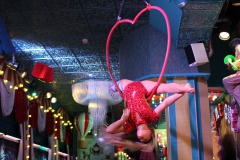 Best-Cirque-du-Burlesque-Bar-fuer-Teamevents-Berlin-Lieschen-Mueller-Eventlocation-im-TV-Tower-Alexanderplatz-fuer-Weihnachtsfeier-Firmen-und-Gruppen-2026