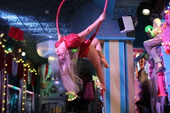 angesagter-Firmenfeier-Abend-beste-idee-Burlesque-Bar-und-Erlebnis-Restaurant-Lieschen-Mueller-mit-Cirque-du-burlesque-Show-in-Berlin-unter-dem-Fernsehturm-Alexanderplatz-2026