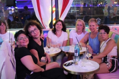 beste-Unterhaltung-und-Burlesque-Bar-Berlin-Alexanderplatz-Erlebnis-Restaurant-Lieschen-Mueller-mit-Cirque-du-burlesque-Show-in-Berlin-unter-dem-Fernsehturm-Juni-2026