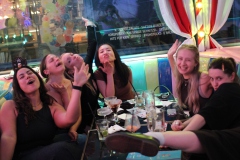 bestes-Erlebnisrestaurant-Berlin-und-Burlesque-Bar-Alexanderplatz-Erlebnis-Restaurant-Lieschen-Mueller-mit-Cirque-du-burlesque-Show-in-Berlin-unter-dem-Fernsehturm-Juni-2026